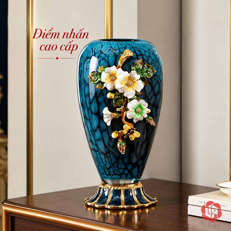 Bình Hoa Thủy Tinh Cao Cấp Xanh Ngọc Hoa Đắp Nổi UP003 Bình thủy tinh tráng men xanh đậm với cụm hoa trắng vàng đắp nổi ở giữa thân