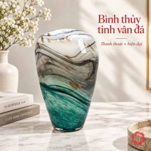 Bình thủy tinh vân đá dáng cao phối sắc xám trắng và xanh ngọc, đặt trên mặt đá
