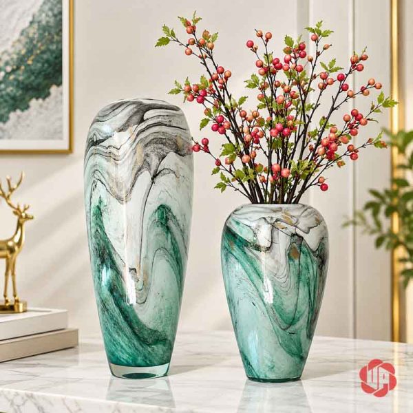 Hai bình hoa thủy tinh vân đá xanh ngọc, dáng cao để trơn và dáng thấp cắm cành quả đỏ