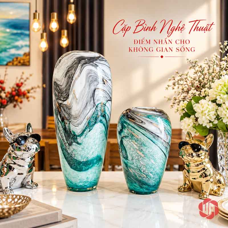 Bình Hoa Thủy Tinh Vân Đá Xanh Ngọc Cao Cấp UPT18 Bình thủy tinh vân đá dáng cao và dáng thấp đặt cạnh nhau trong góc nội thất có đồ decor