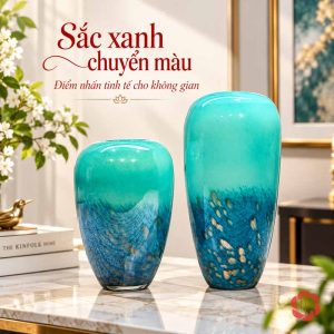 Bình thấp bên trái và bình cao bên phải, thân thủy tinh chuyển màu xanh ngọc xuống xanh lam đậm