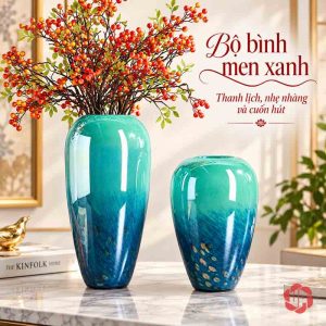 Hai bình hoa thủy tinh xanh ngọc cao thấp, bình cao cắm cành quả đỏ cam trên bàn đá