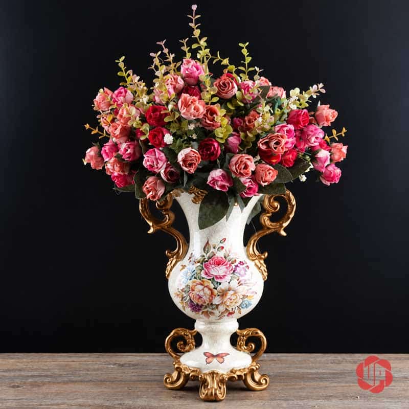 Bình Hoa Trang Trí Tân Cổ Điển Hai Quai Họa Tiết Hoa Hồng BG048 Bình hoa trắng kem hai quai ánh vàng cắm bó hoa hồng đỏ, hồng phấn và cam trên nền đen.