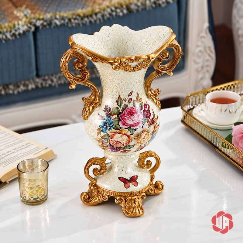 Bình Hoa Trang Trí Tân Cổ Điển Hai Quai Họa Tiết Hoa Hồng BG048 Bình hoa tân cổ điển BG048 màu trắng kem không cắm hoa, trưng bày trên bàn trà cạnh khay và tách trà.