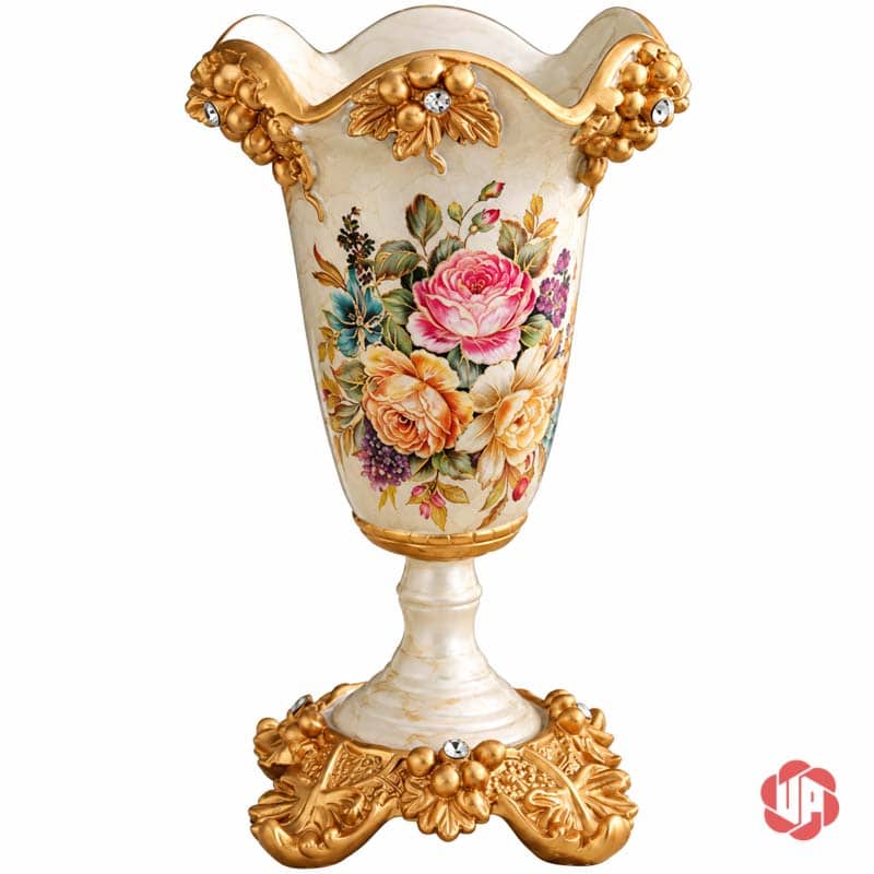 Bình Hoa Trang Trí Tân Cổ Điển Họa Tiết Hoa Hồng BG045 Bình hoa trang trí tân cổ điển BG045 màu trắng kem, họa tiết hoa hồng và chân đế ánh vàng.