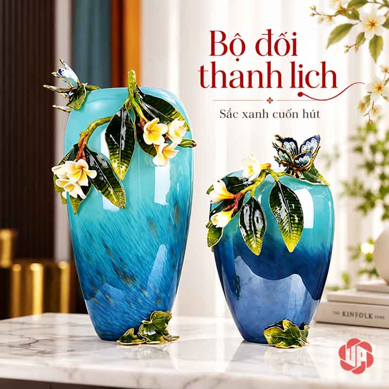 Bình Hoa Trang Trí Thủy Tinh Tráng Men Xanh Ngọc Hoa Bướm UPT17 Cặp bình hoa thủy tinh xanh ngọc UPT17 cao thấp đặt cạnh nhau trên mặt tủ