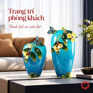 Cặp bình hoa trang trí xanh ngọc UPT17 trên bàn phòng khách cạnh sofa