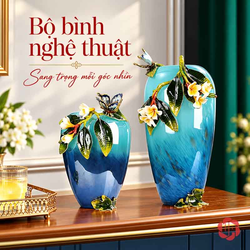 Bình Hoa Trang Trí Thủy Tinh Tráng Men Xanh Ngọc Hoa Bướm UPT17 Hai bình hoa thủy tinh tráng men xanh ngọc UPT17 đặt cạnh khay trang trí ánh vàng