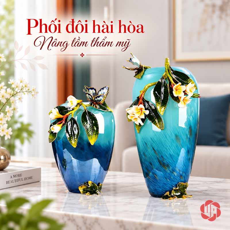 Bình Hoa Trang Trí Thủy Tinh Tráng Men Xanh Ngọc Hoa Bướm UPT17 Bình hoa xanh ngọc UPT17 cao và thấp trưng bày cùng nhau trong không gian sáng