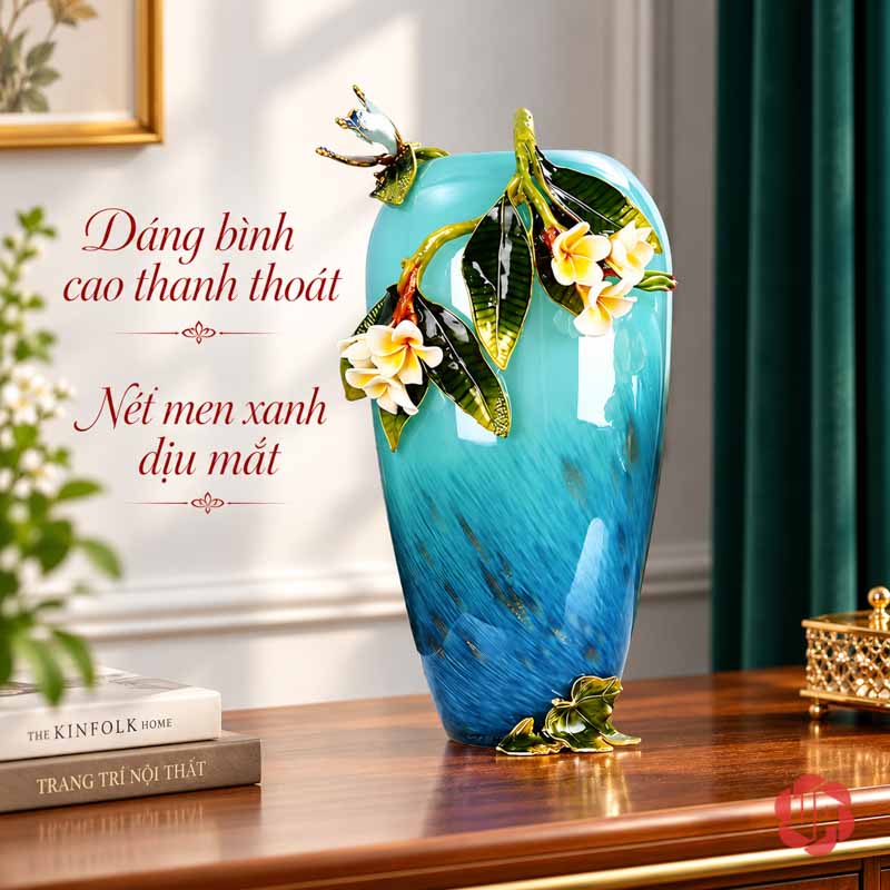 Bình Hoa Trang Trí Thủy Tinh Tráng Men Xanh Ngọc Hoa Bướm UPT17 Bình hoa cao xanh ngọc UPT17 trên bàn gỗ bên rèm xanh đậm