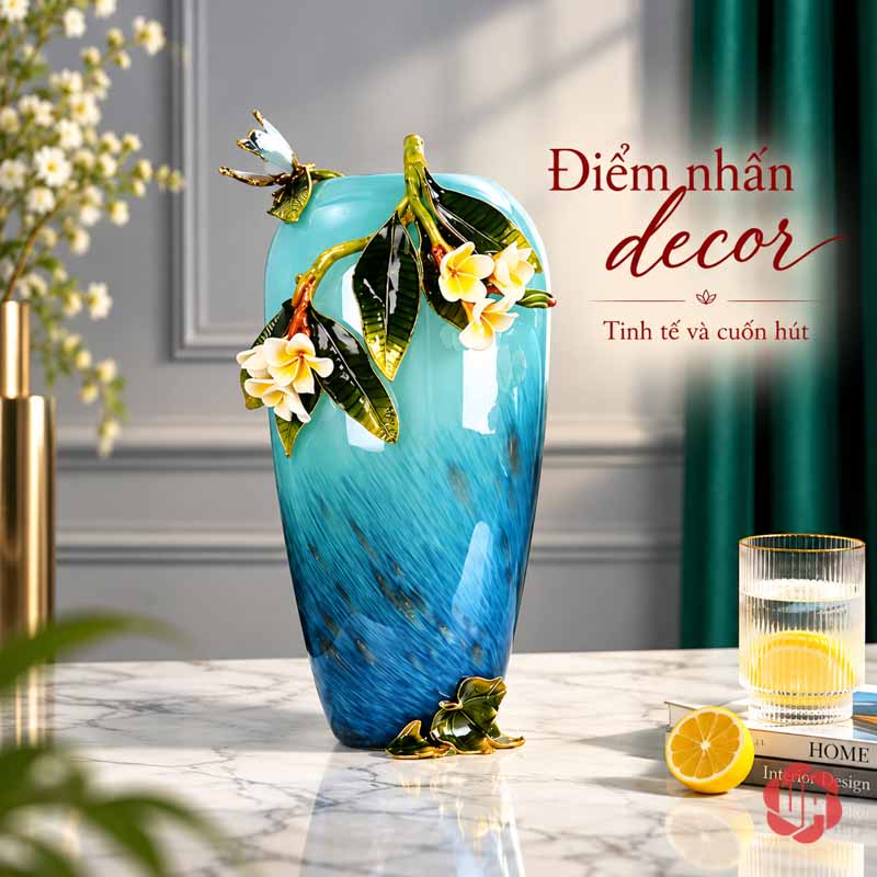 Bình Hoa Trang Trí Thủy Tinh Tráng Men Xanh Ngọc Hoa Bướm UPT17 Bình hoa thủy tinh UPT17 dáng cao với chi tiết hoa nổi bên cửa sổ