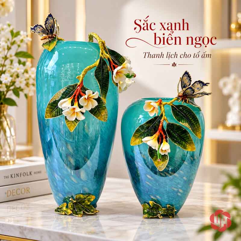 Bình Hoa Trang Trí Thủy Tinh Tráng Men Xanh Ngọc Hoa Bướm UPT17 Hai bình hoa thủy tinh xanh ngọc UPT17 nhìn chính diện trong nội thất sáng