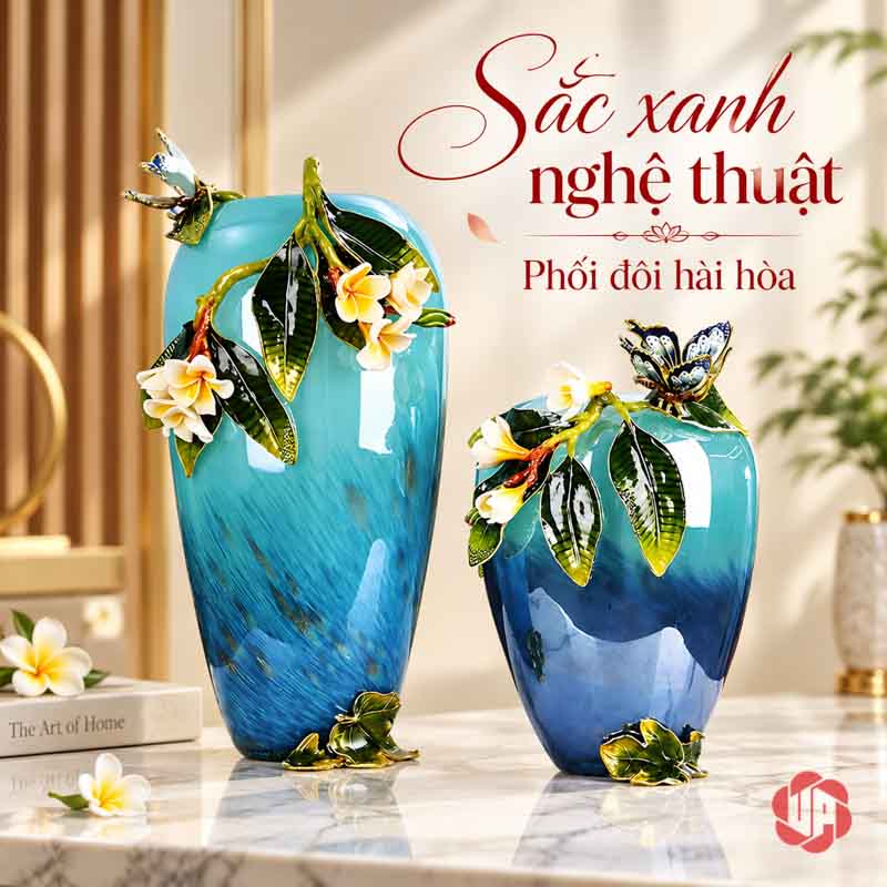 Bình Hoa Trang Trí Thủy Tinh Tráng Men Xanh Ngọc Hoa Bướm UPT17 Bộ bình hoa xanh ngọc UPT17 gồm bình cao và bình thấp trên bàn đá