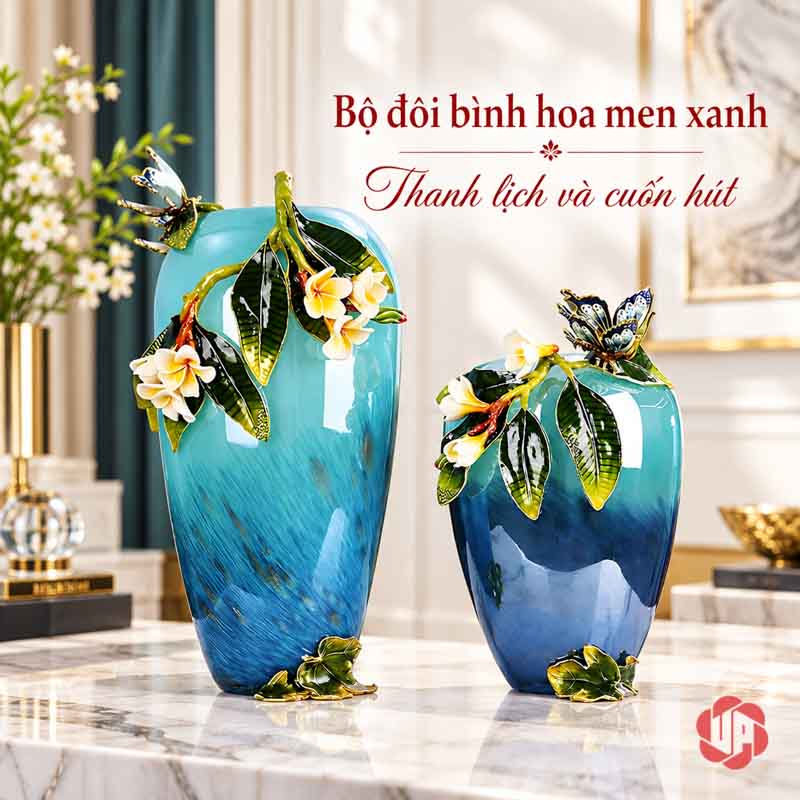 Bình Hoa Trang Trí Thủy Tinh Tráng Men Xanh Ngọc Hoa Bướm UPT17 Bình hoa thủy tinh UPT17 hai kích thước trưng bày trên bàn sáng