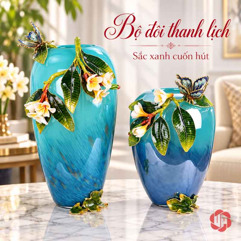 Bình Hoa Trang Trí Thủy Tinh Tráng Men Xanh Ngọc Hoa Bướm UPT17 Cặp bình hoa UPT17 xanh ngọc tráng men cạnh nhau trên bàn đá vân nhẹ