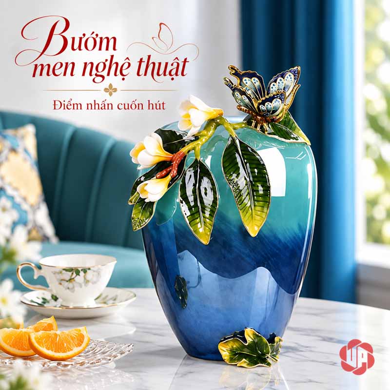 Bình Hoa Trang Trí Thủy Tinh Tráng Men Xanh Ngọc Hoa Bướm UPT17 Bình hoa UPT17 dáng thấp xanh lam ngọc với bướm và hoa nổi