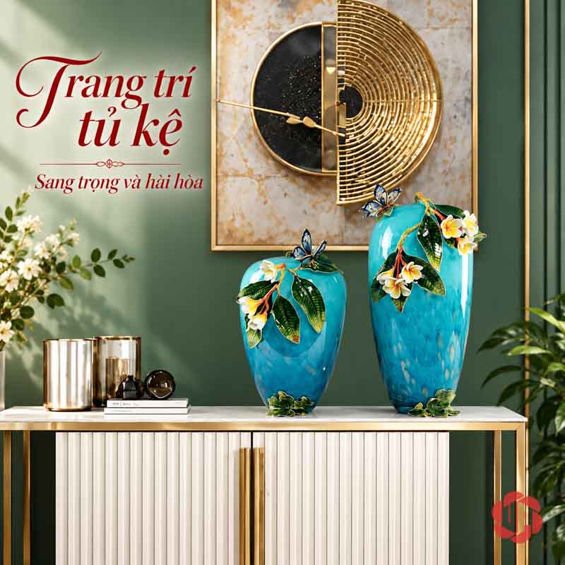 Bình Hoa Trang Trí Thủy Tinh Tráng Men Xanh Ngọc Hoa Bướm UPT17 Hai bình hoa trang trí UPT17 trên tủ console dưới gương tròn