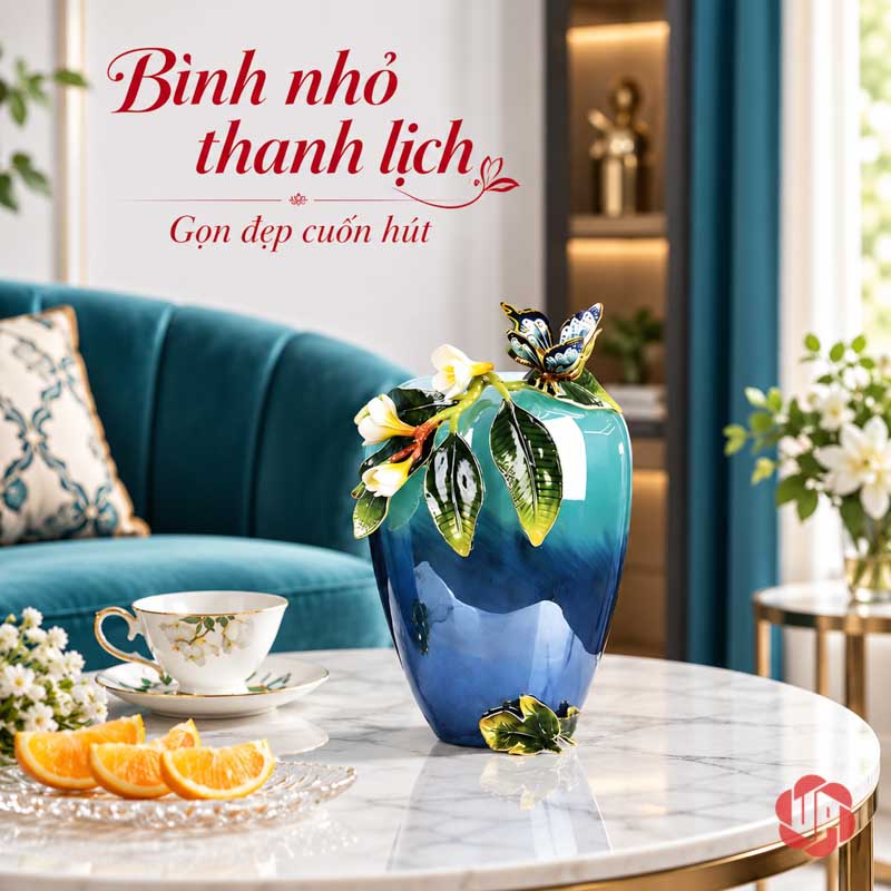 Bình Hoa Trang Trí Thủy Tinh Tráng Men Xanh Ngọc Hoa Bướm UPT17 Bình hoa UPT17 dáng thấp xanh ngọc đặt trên bàn đá cạnh sofa