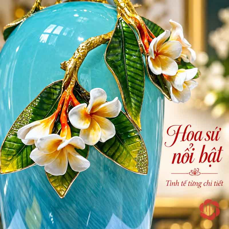 Bình Hoa Trang Trí Thủy Tinh Tráng Men Xanh Ngọc Hoa Bướm UPT17 Cận cảnh hoa trắng và lá xanh đắp nổi trên bình hoa thủy tinh UPT17