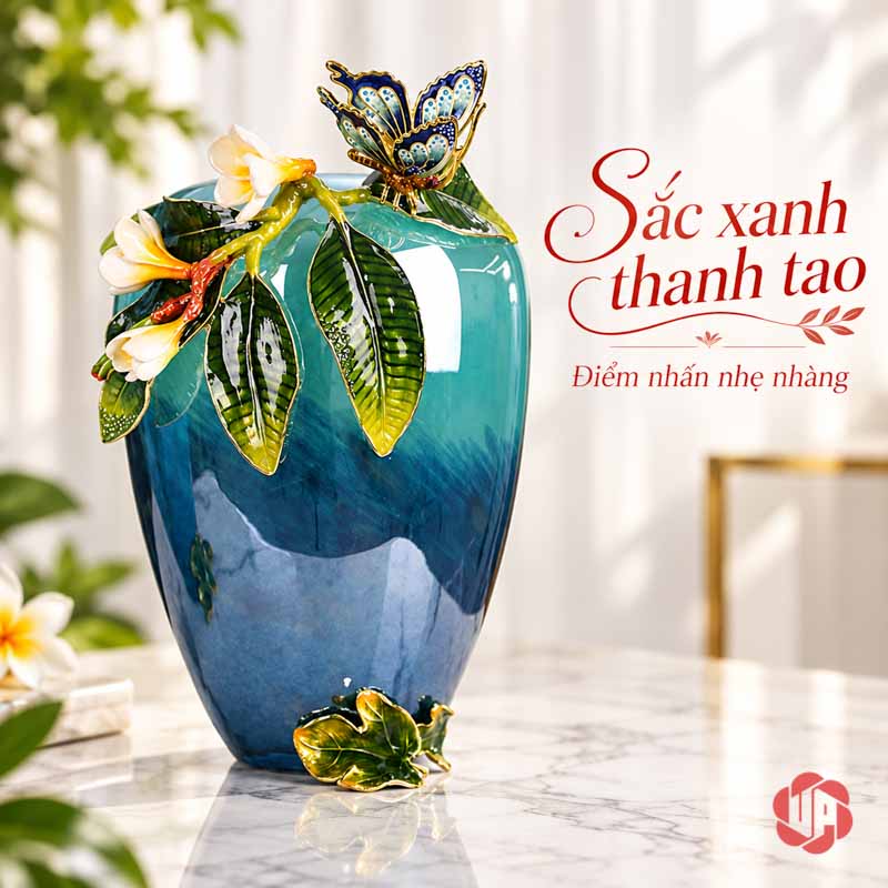 Bình Hoa Trang Trí Thủy Tinh Tráng Men Xanh Ngọc Hoa Bướm UPT17 Bình hoa thấp UPT17 nhìn gần với bướm nổi và lá xanh ở miệng bình