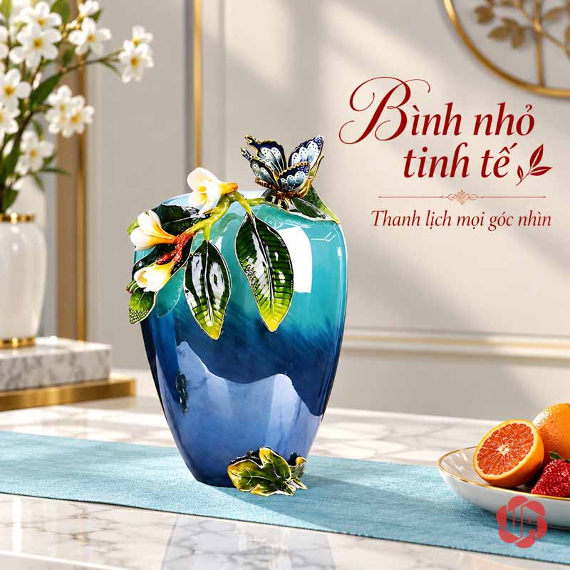 Bình Hoa Trang Trí Thủy Tinh Tráng Men Xanh Ngọc Hoa Bướm UPT17 Bình hoa UPT17 dáng thấp trên khăn trải xanh cạnh ly và khay trái cây