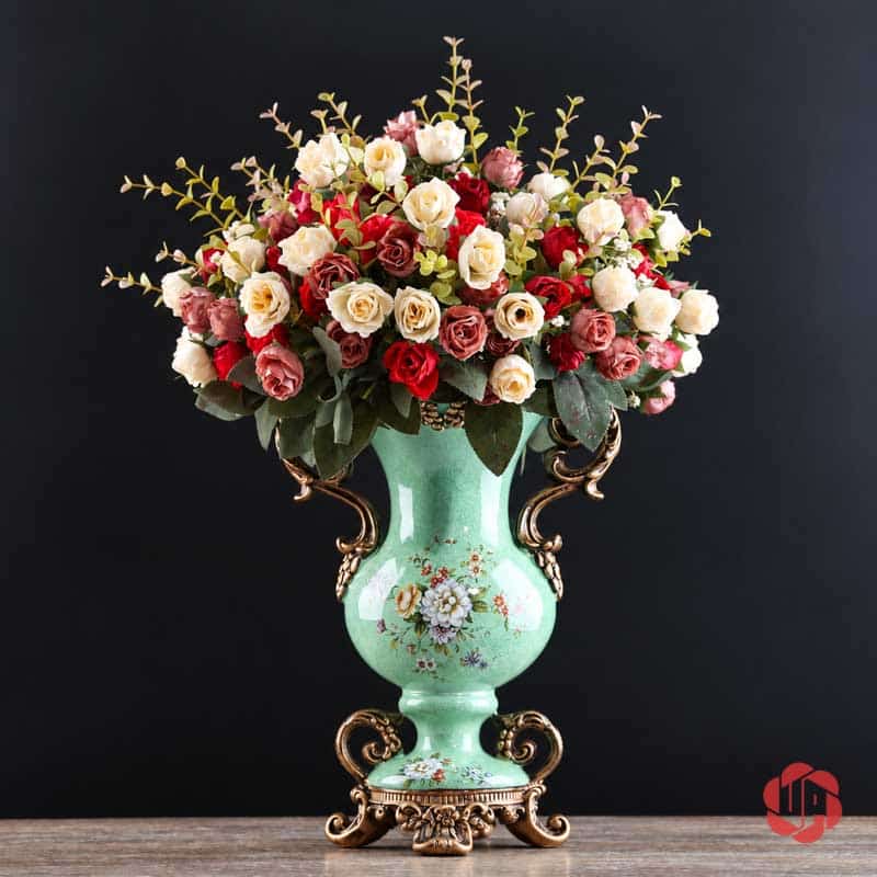 Bình Hoa Trang Trí Tân Cổ Điển Hai Quai Họa Tiết Hoa Hồng BG048 Bình hoa BG048 màu xanh ngọc cắm bó hoa hồng trắng, đỏ, hồng nhạt và cành lá trang trí.
