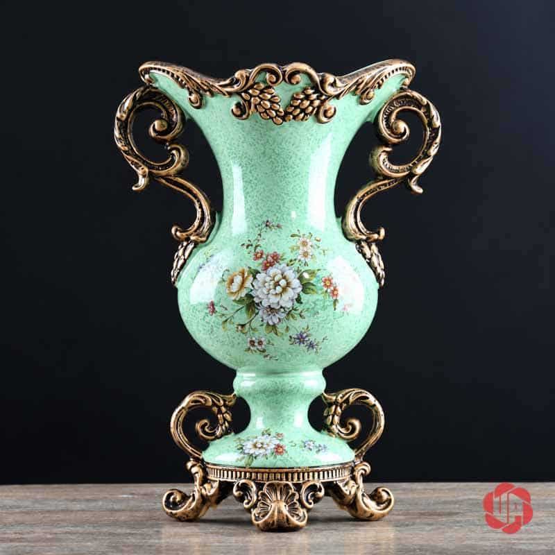 Bình Hoa Trang Trí Tân Cổ Điển Hai Quai Họa Tiết Hoa Hồng BG048 Bình hoa BG048 xanh ngọc không cắm hoa, hai quai uốn xoắn ánh kim và họa tiết hoa trắng.