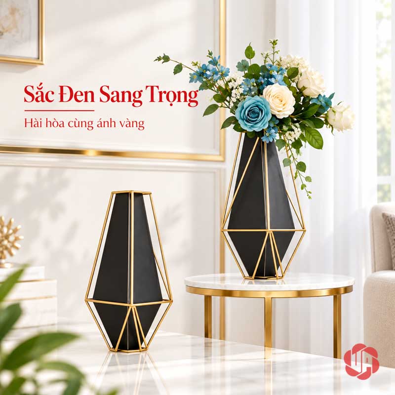 Bình Hoa Trang Trí Phòng Khách Kim Loại Đen Vàng Hình Học UP007 Bình hoa đen viền vàng dáng cao làm điểm nhấn trên bàn bên phòng khách