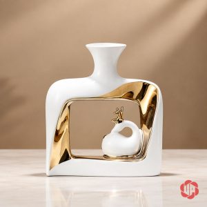 Bình gốm sứ thấp dạng ngang màu trắng vàng với tượng hươu đặt trong ô trang trí