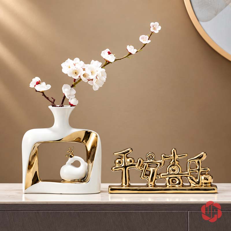 Cặp Bình Hoa Gốm Sứ Đôi Hươu Trắng Vàng UP068T Bình hoa thấp sứ trắng phối vàng hình hươu cắm cành hoa trắng trên bàn tủ