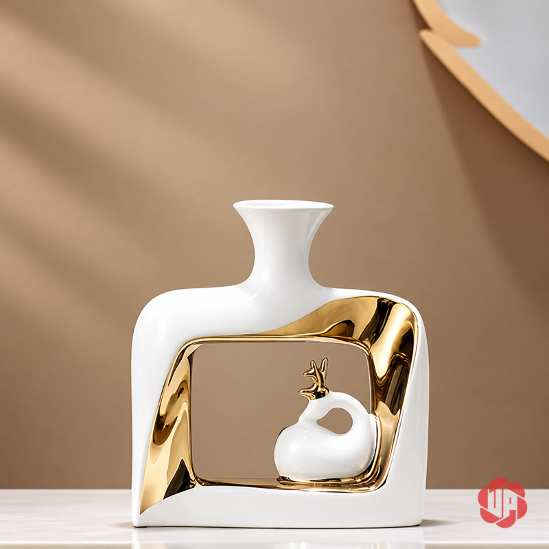 Cặp Bình Hoa Gốm Sứ Đôi Hươu Trắng Vàng UP068T Cận cảnh bình sứ thấp màu trắng vàng có hình tượng chú hươu bên trong ô trang trí