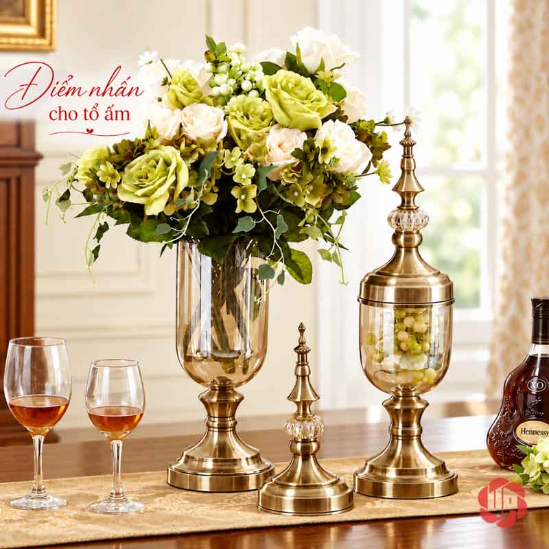 Bộ Lọ Hoa Thủy Tinh Tân Cổ Điển Trang Trí Phòng Khách UP002 Bình hoa thủy tinh cắm hoa trắng kem trên bàn ăn bên đồ trang trí ánh kim