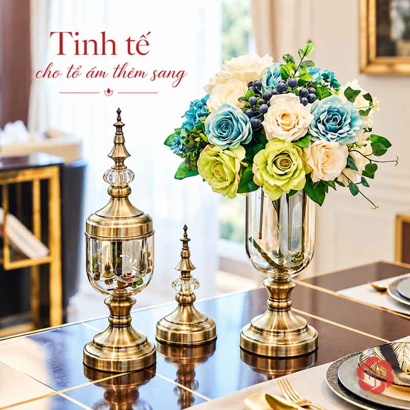 Bộ Lọ Hoa Thủy Tinh Tân Cổ Điển Trang Trí Phòng Khách UP002 Bình thủy tinh cắm hoa xanh trắng, đặt bên hai vật trang trí ánh kim trên bàn ăn