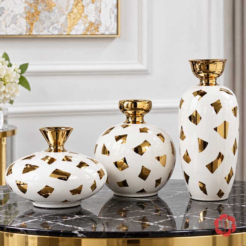 Bộ Bình Hoa Gốm Sứ Trang Trí Bắc Âu Họa Tiết Ánh Kim Cao Cấp UP053 Bộ ba bình gốm sứ trắng vàng dáng cao, tròn và thấp trang trí trên bàn đá