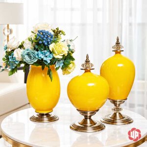 Bộ ba lọ hoa màu vàng trong đó một bình cắm hoa xanh và trắng