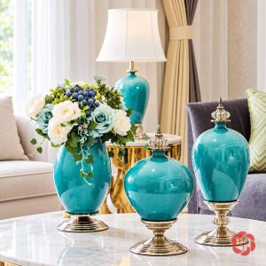 Bộ ba bình hoa tân cổ điển màu xanh ngọc có nắp ánh kim đặt trên bàn đá tròn