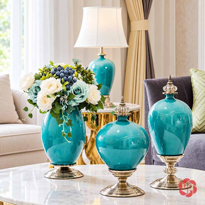 Bộ Lọ Hoa Tân Cổ Điển Xanh Ngọc Men Rạn Cao Cấp UP054A Bộ ba bình hoa tân cổ điển màu xanh ngọc có nắp ánh kim đặt trên bàn đá tròn