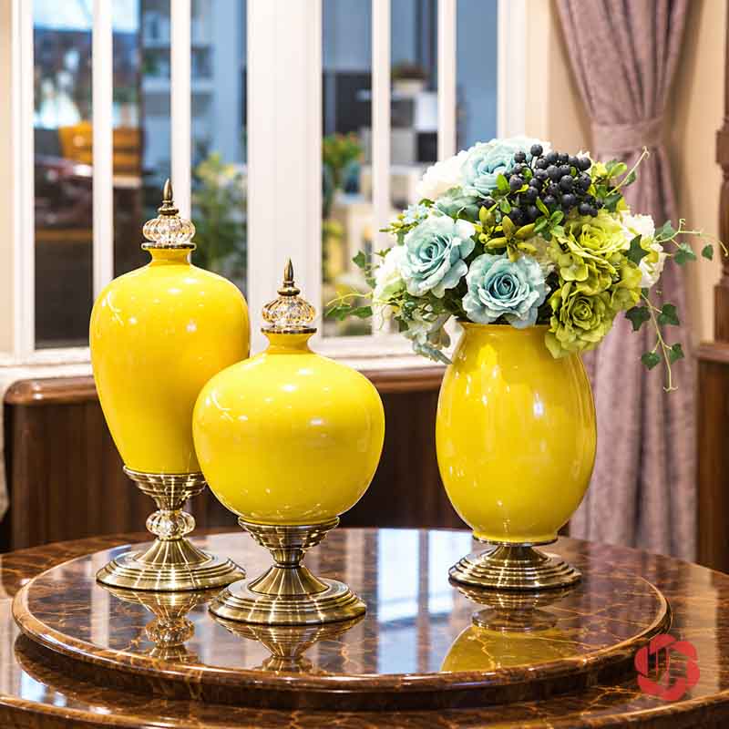 Bộ Lọ Hoa Tân Cổ Điển Màu Vàng Sang Trọng UP054B Bộ ba bình hoa tân cổ điển màu vàng trưng bày trên bàn gỗ tròn