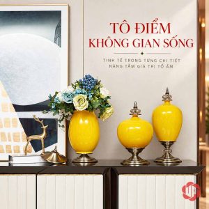 Ba bình hoa tân cổ điển màu vàng phối chân đế kim loại trên kệ nội thất