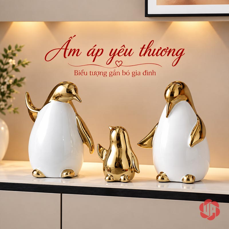 Tượng Decor Gia Đình Chim Cánh Cụt Trắng Vàng UPV080 Bộ ba chim cánh cụt trên mặt tủ dưới ánh đèn