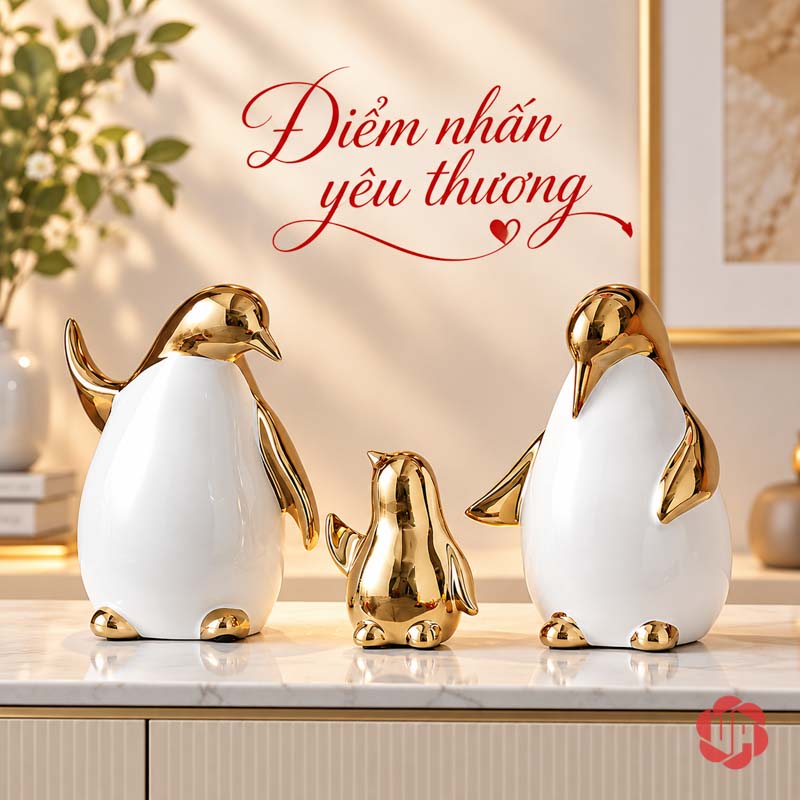 Tượng Decor Gia Đình Chim Cánh Cụt Trắng Vàng UPV080 Bộ ba chim cánh cụt trên tủ sáng có bình hoa bên cạnh
