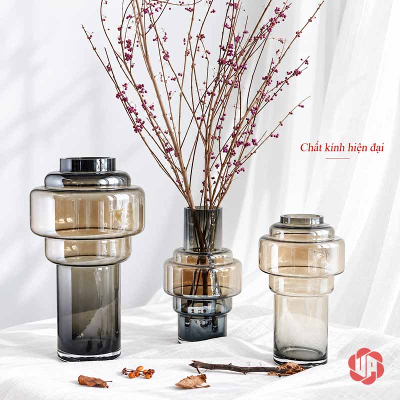 Lọ Hoa Thủy Tinh Màu Khói Hổ Phách Hình Khối Hiện Đại UPT06 Ba mẫu lọ hoa thủy tinh màu khói với nhiều hình dáng và cành hoa trang trí