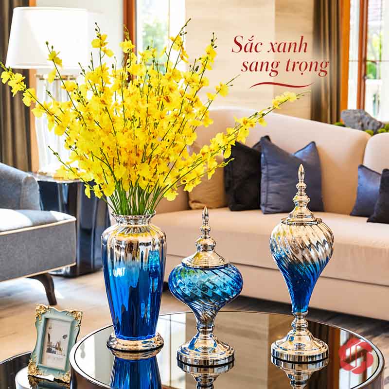 Bộ Lọ Hoa Thủy Tinh Xanh Bạc Tân Cổ Điển UPT09 Bộ ba lọ hoa thủy tinh xanh phối bạc trên bàn trà cùng hoa vàng