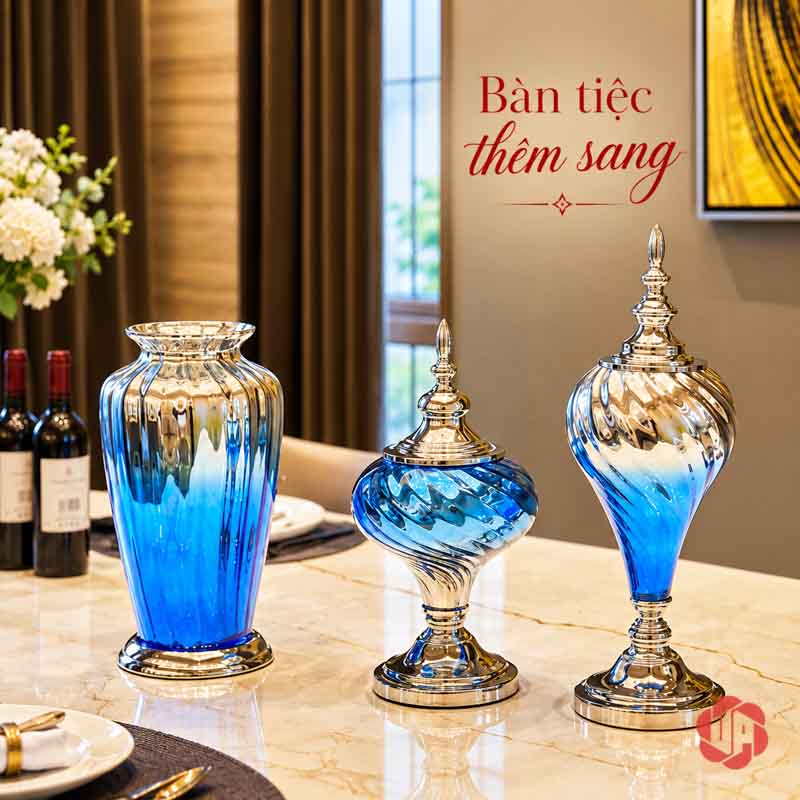 Bộ Lọ Hoa Thủy Tinh Xanh Bạc Tân Cổ Điển UPT09 Bộ ba lọ hoa màu xanh bạc đặt trên mặt bàn đá