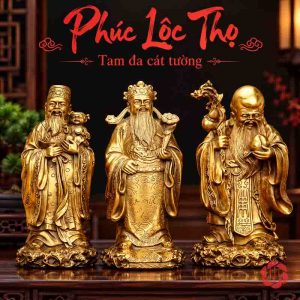 Bộ ba tượng Phúc Lộc Thọ bằng đồng vàng xếp hàng ở góc nhìn chính diện