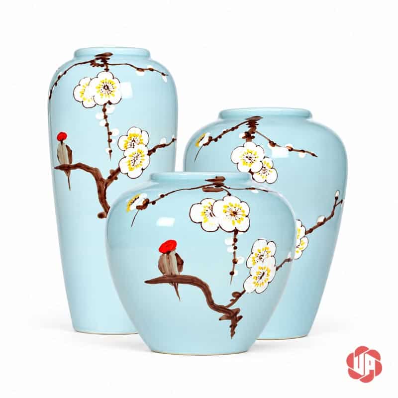 Bộ Bình Gốm Sứ Hoa Mai Trắng 3 Món Trang Trí Phòng Khách BG023 Ba bình gốm sứ hoa mai trắng màu xanh ngọc được sắp xếp theo nhiều tầng cao thấp.