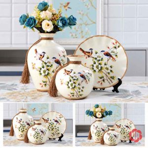 Bình gốm sứ cao 24 cm họa tiết chim và hoa với dây tua rua ánh vàng trang trí cổ bình