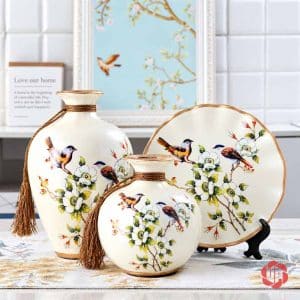 Bộ bình gốm sứ chim và hoa 3 món gồm hai bình và đĩa tròn trang trí phòng khách.