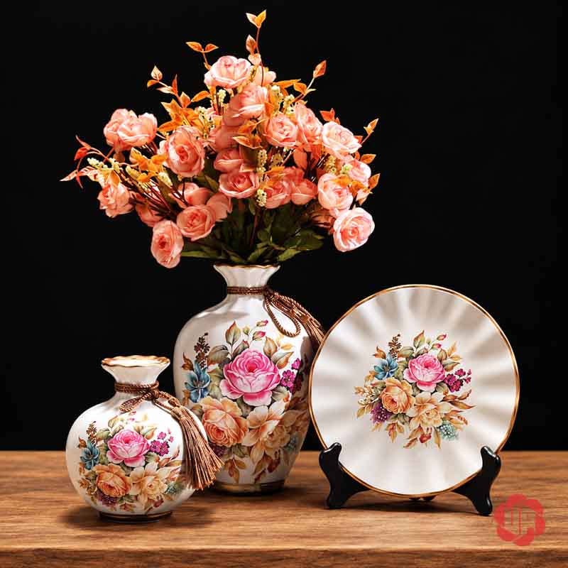 Bộ Bình Gốm Sứ Trang Trí Phòng Khách 3 Món Nhiều Màu BG011-18 Bộ bình gốm sứ trắng họa tiết bó hoa nhiều màu với bình cao cắm hoa hồng đào trên nền đen.