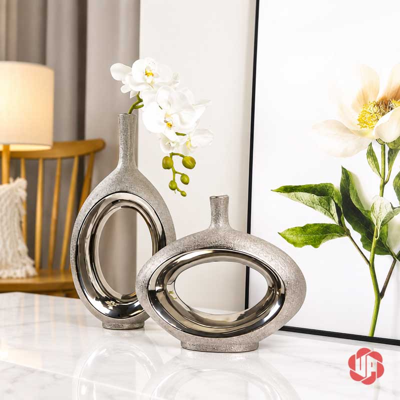 Cặp Bình Gốm Sứ Mạ Bạc Trang Trí Hiện Đại UP066 Cặp bình gốm sứ mạ bạc cao thấp đặt trên mặt bàn đá sáng